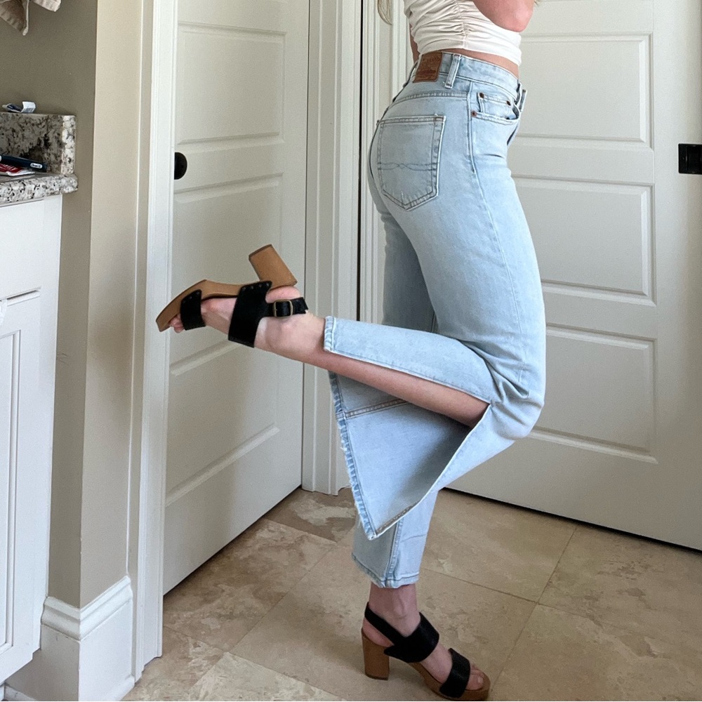 Lucky Brand Light Wash Jeans - Picture 6 of 10